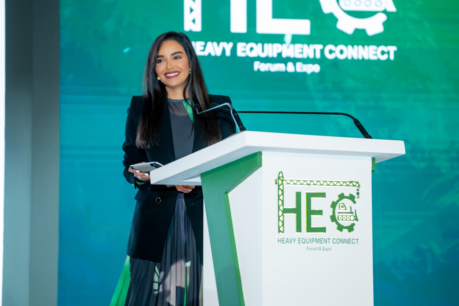 تغريد الهويش تقدم منتدى ومعرض Heavy Equipment Connect